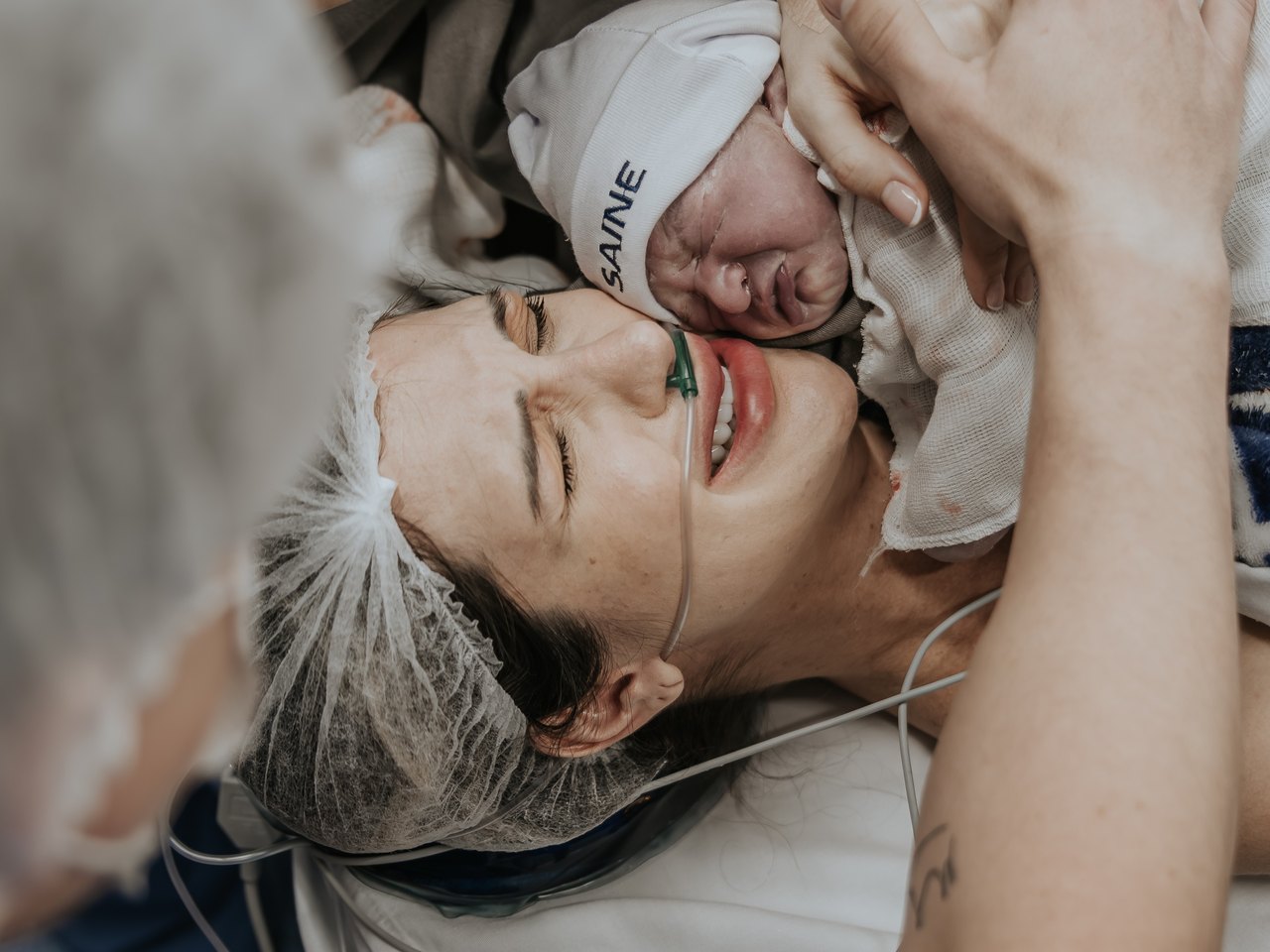 Tatiele Polyana com o filho Benício recém-nascido, de touca do Saine, logo após o parto