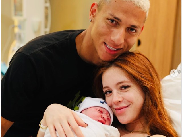 Richarlison e Amanda com o filho recém-nascido no colo, na suíte do Saine