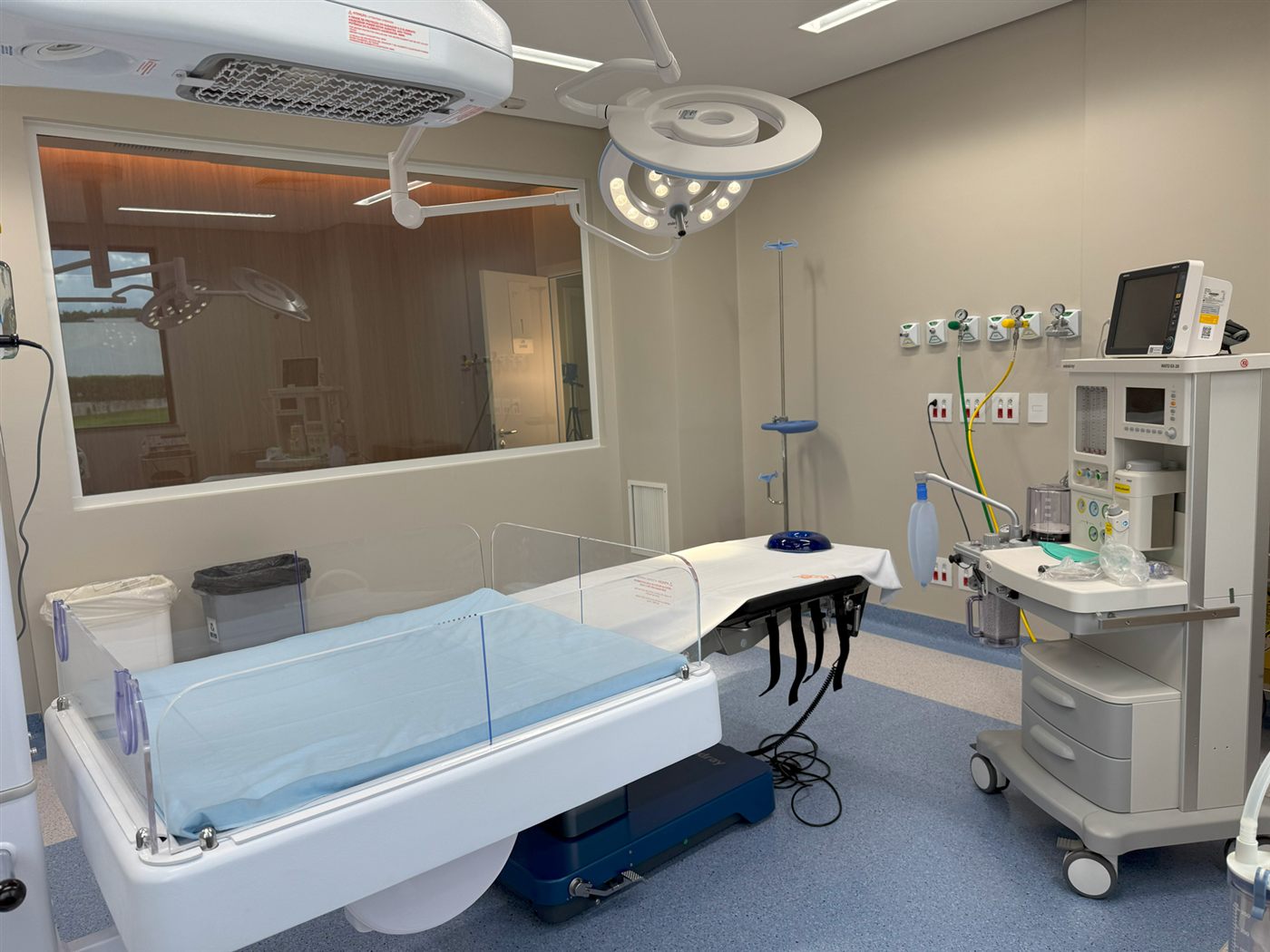 Sala cirúrgica do Saine com foco cirúrgico, carro de anestesia e monitor