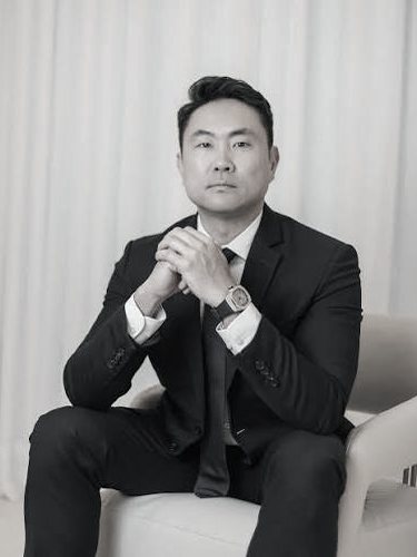 Retrato de Dr. Alex Sasaki, do corpo clínico do Saine